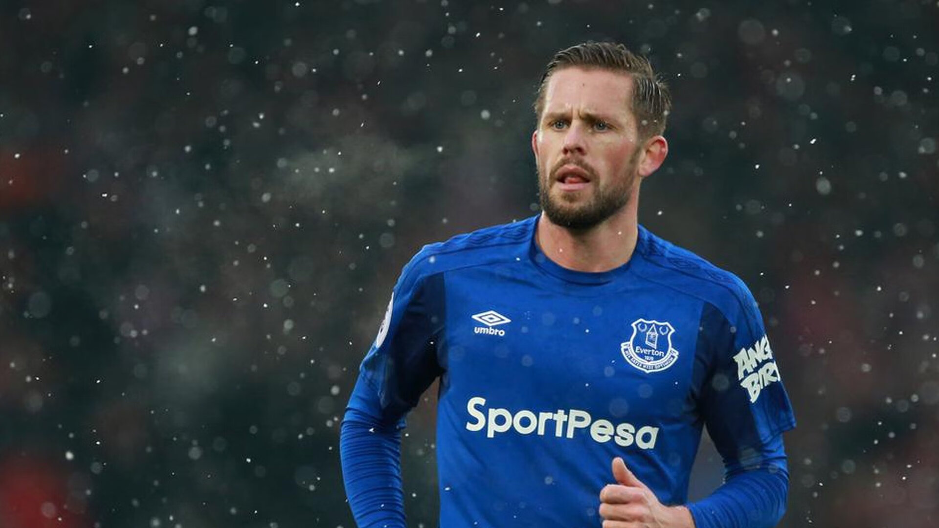 “英超关键战役,胜者直接影响最终排名”,英超的全部